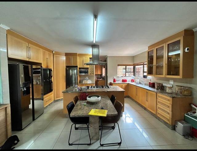5 BEDROOM HOUSE FOR SALE IN HELDERWYK